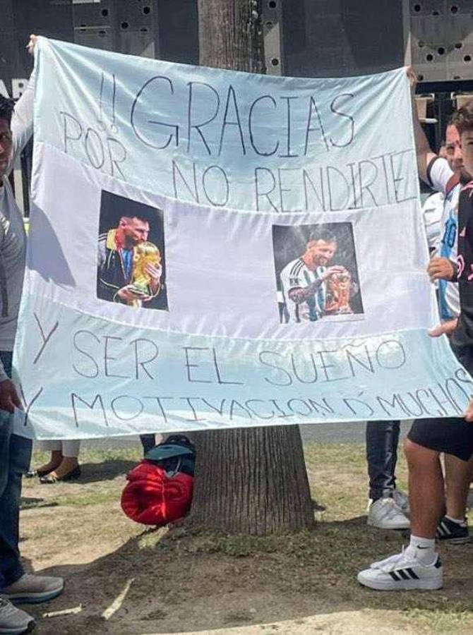 “Sin ayuditas Messi”: Así recibieron al crack del Inter Miami en México; un niño sorprendió con su pancarta