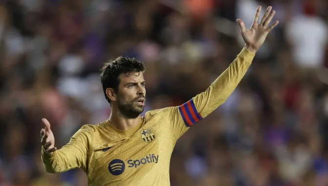 Periodista destapa los trucos de los jugadores para ligar con mujeres famosas...¡y Piqué lo termina bloqueando!