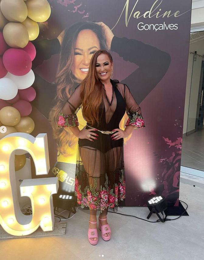 Gritos y botellas tiradas: La madre de Neymar huye de su casa tras ser atacada por su joven novio