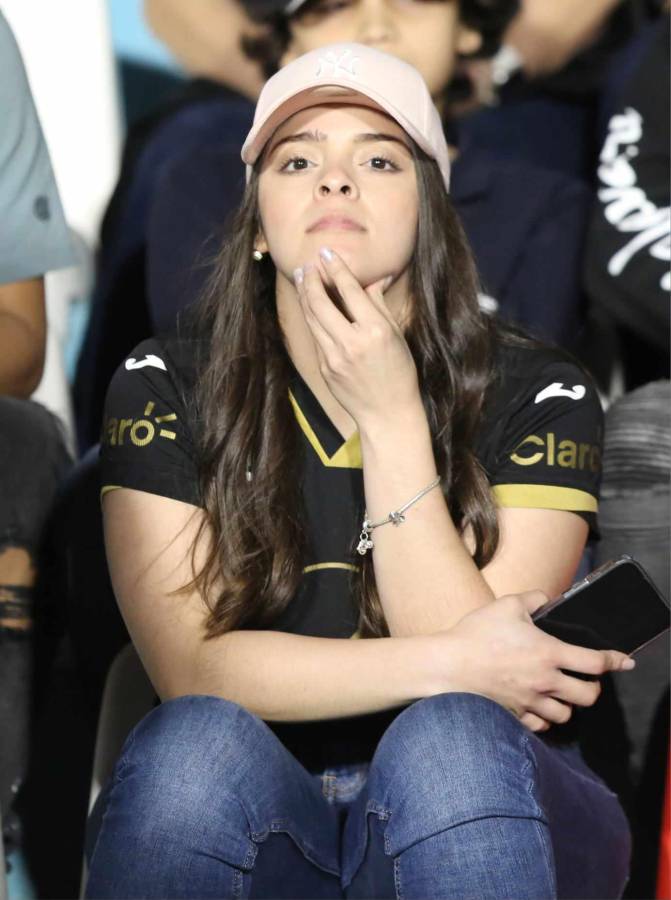 La belleza capitalina en su máximo esplendor disfrutó de la final entre Motagua vs Olimpia