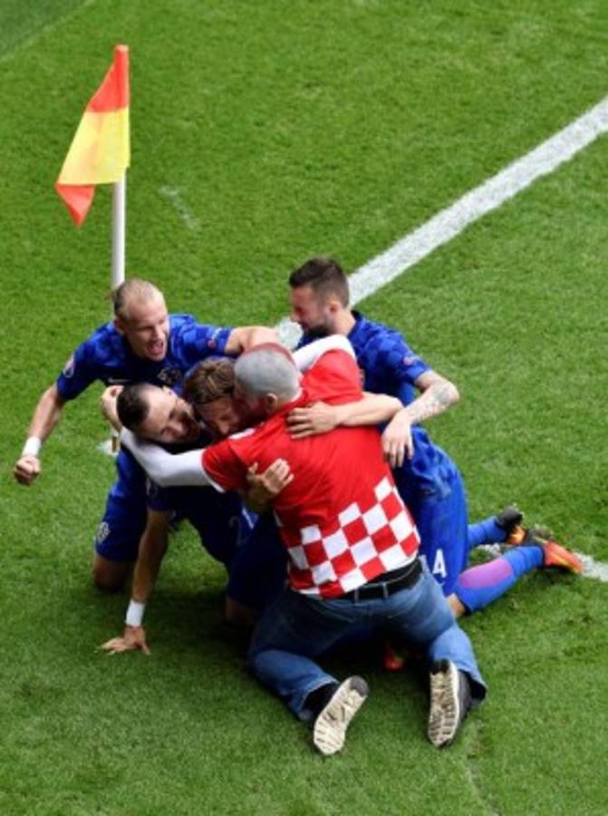 El espontáneo que se metió a celebrar con Croacia el golazo de Modric
