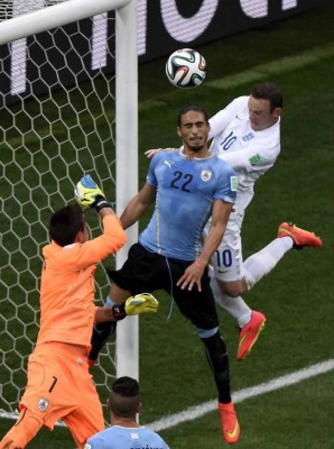 Uruguay ganó 2-1 a Inglaterra con un doblete de Luis Suárez