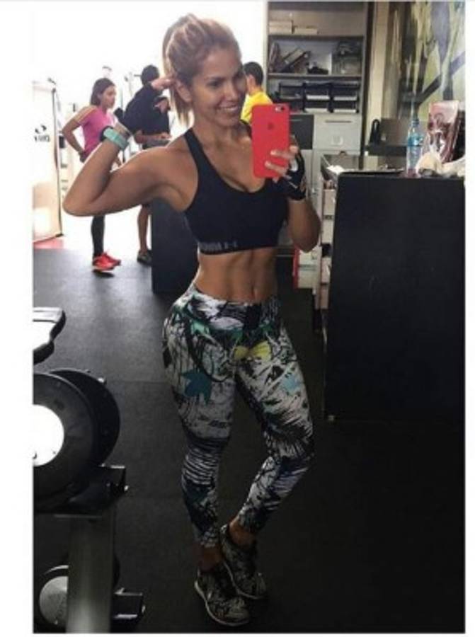 Ana Lucía Vega, la hermosa periodista tica que puso a Honduras en el Mundial