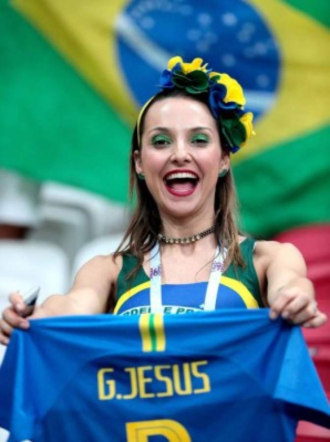 Garotas ponen belleza en el Mundial de Rusia en juego de Brasil-Bélgica