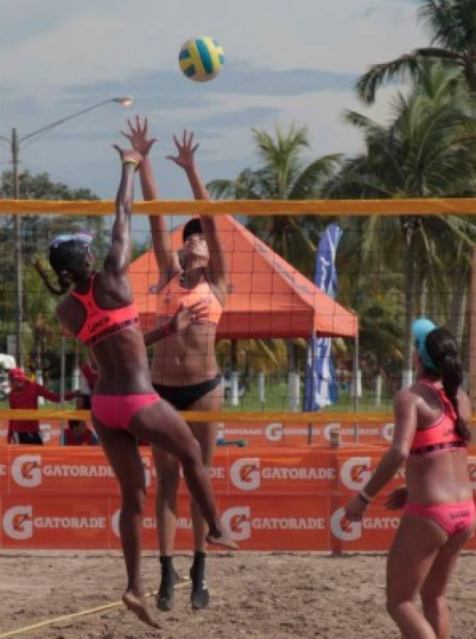 Las reinas del voleibol de playa en Puerto Cortés