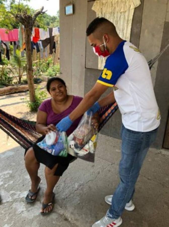 ¡Ejemplar! Barras de Olimpia y Marathón ayudan a personas dándoles comida