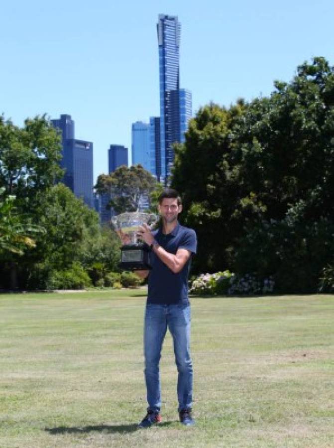 Novak Djokovic y su sesión de fotos con el trofeo del Abierto de Australia