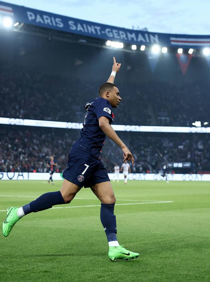 Mbappé y su amargo despido del Parque de los Príncipes: El gran gesto con Keylor, la foto que recorre el mundo y el tifo del PSG