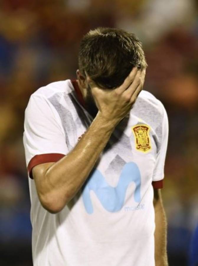 Lo que no se vio en TV: Polémica actitud de Piqué en el himno y el festejo de España en camerinos