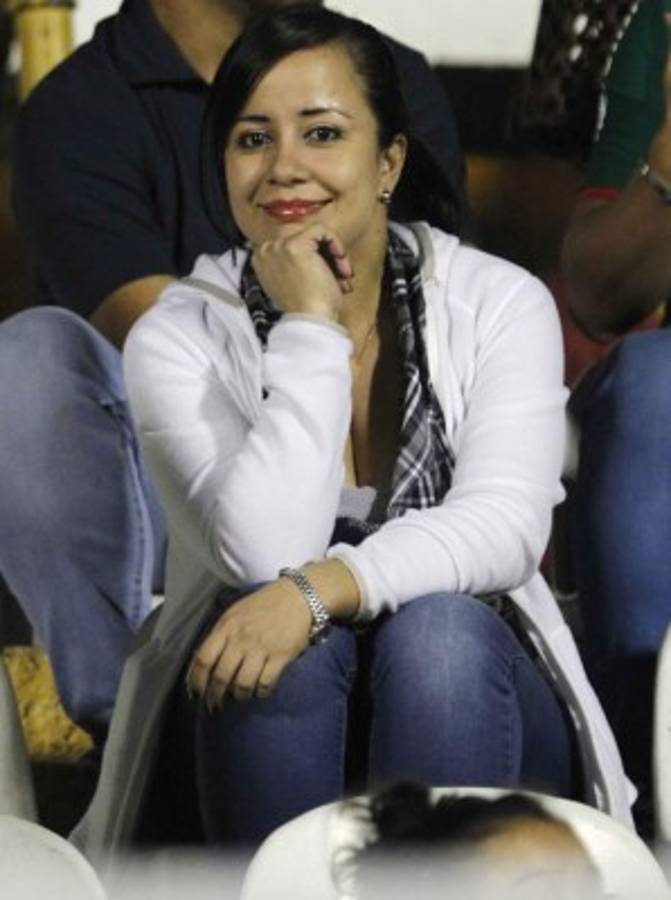 Las infartantes chicas que adornan la semifinal Real España-Marathón