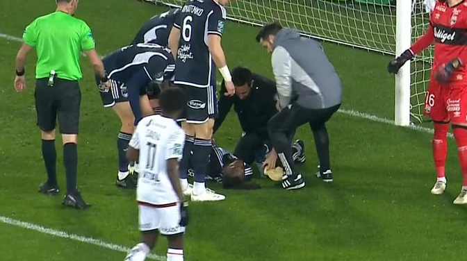 Alberth Elis salió en camilla consciente y luego trasladado al hospital.