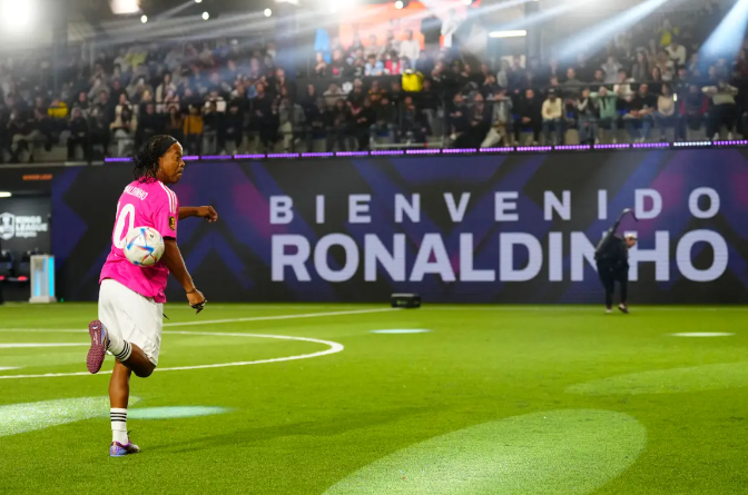 Al descubierto: el increíble salario que cobra Ronaldinho por partido en la Kings League y su cláusula con Piqué
