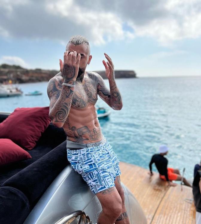 Sonia Isaza, la infartante novia de Arturo Vidal, deslumbra en sus vacaciones en un yate de lujo en España