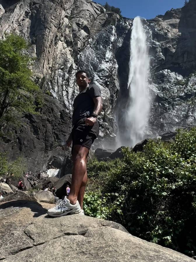 Choco Lozano se divierte con su bella pareja: Así son las vacaciones del hondureño previo a definir su futuro