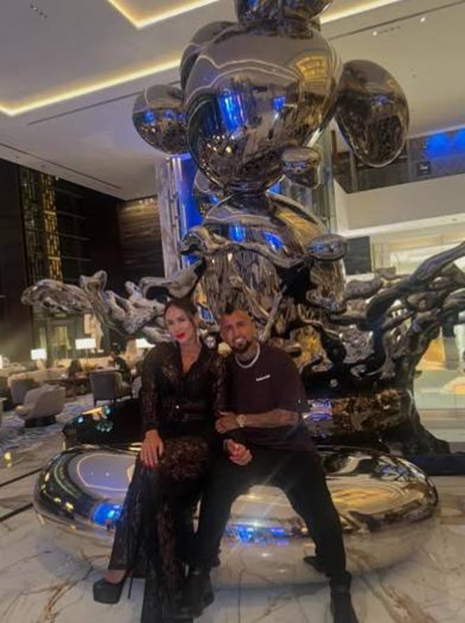Arturo Vidal se fue a Medio Oriente con su exuberante novia y así fue recibido: “Vacaciones con mi mamacita”