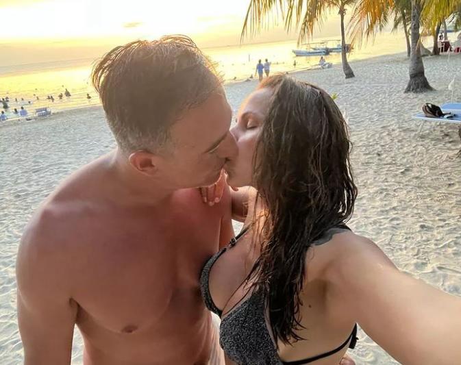 Su esposa deslumbró: Así fueron las vacaciones de “La Tota” Medina, entrenador de Motagua, en Roatán