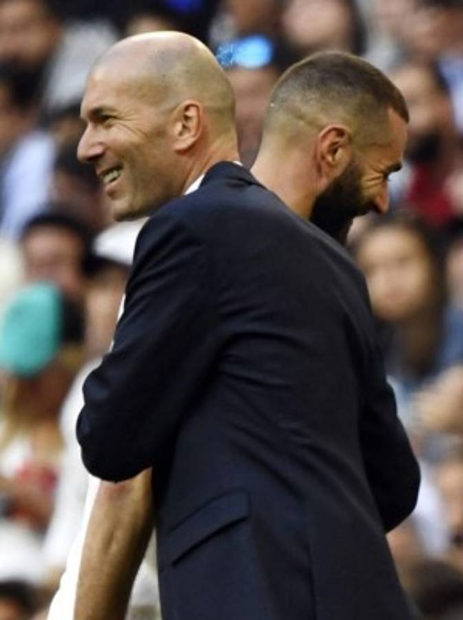 ¡Amor y feli-Zidane en el Bernabéu! A Florentino le sacaron dos fuertes pancartas