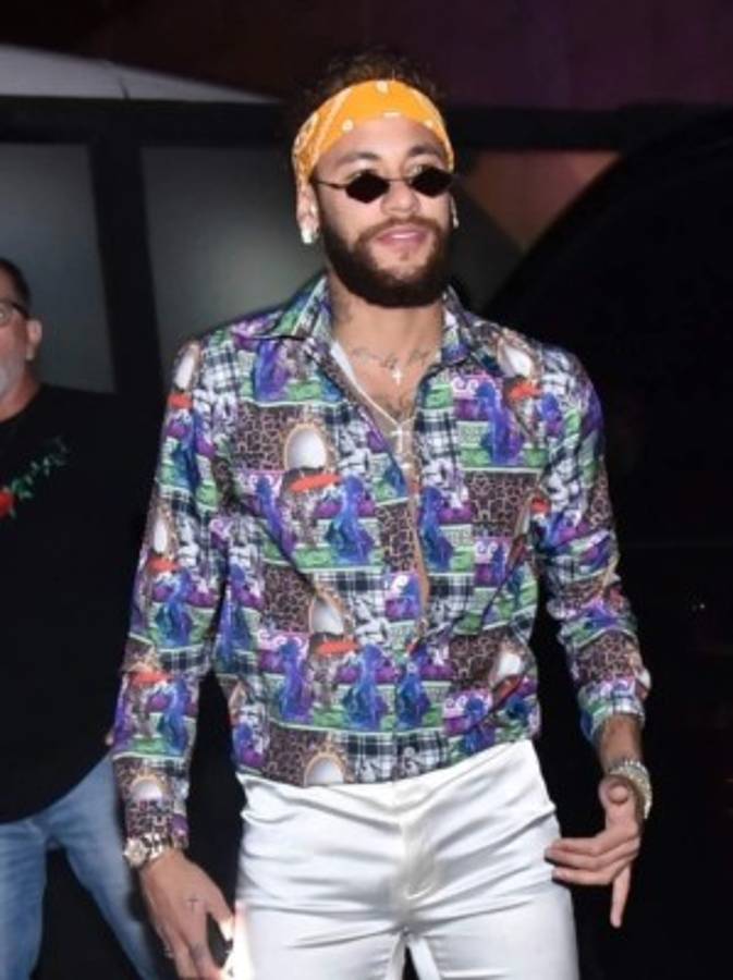 Neymar se viste de 'hippie' para celebrarle el cumpleaños a un amigo surfista en plena navidad