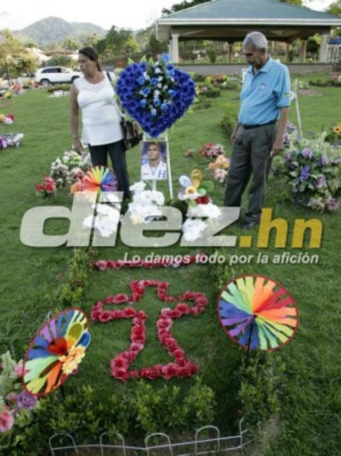 ¡Emotivas! Las fotos de la familia de Arnold Peralta en su tumba