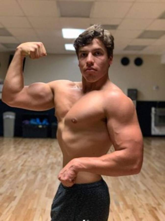 Tras los pasos de su padre: El tremendo físico del hijo de Schwarzenegger, hincha del Barcelona  