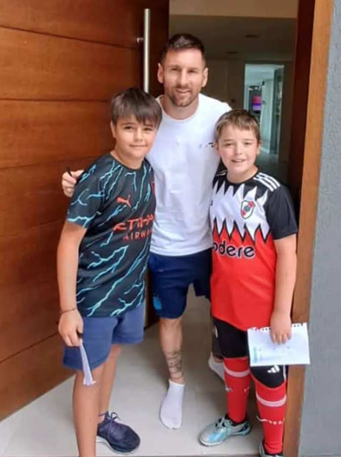 Dos niños llegaron a la casa de Messi y se llevaron la sorpresa de sus vidas: “Cuando veo que aparece la pierna toda tatuada...”