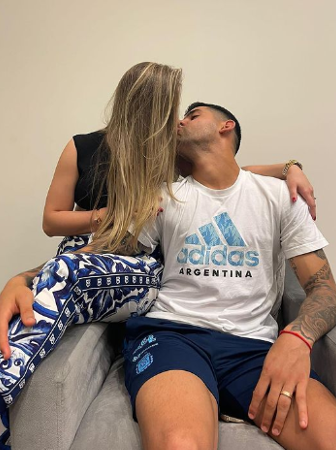 Besos y mucho amor tras sufrida clasificación: jugadores de la selección argentina recibieron a sus esposas en la concentración