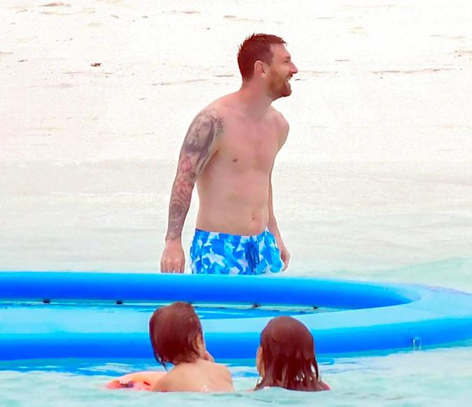Qué tiene Messi en las rodillas y Antonela deslumbra: Así son las vacaciones de Leo antes de unirse al Inter de Miami
