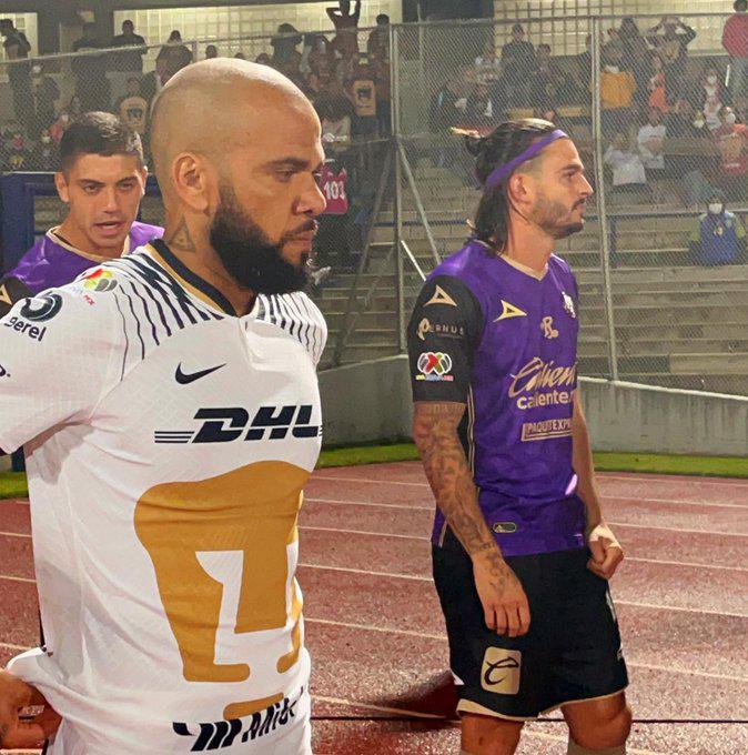 Así fue el debut de Dani Alves con los Pumas en la Liga MX: Su primer “Goya”, estadio lleno y asistencia de gol