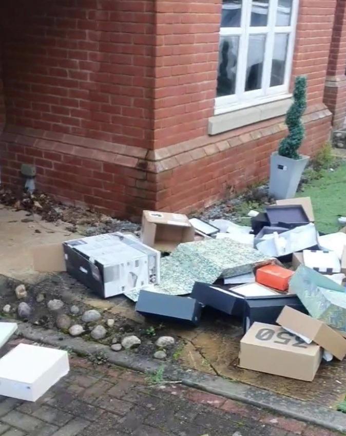 Futbolista es engañado por su mujer y bota sus pertenencias a la calle: “Qué vergüenza. Ten un poco de respeto por ti”