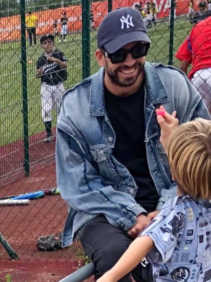 Incómodo momento: Shakira y Piqué estuvieron en un partido de béisbol de su hijo y así fueron captados
