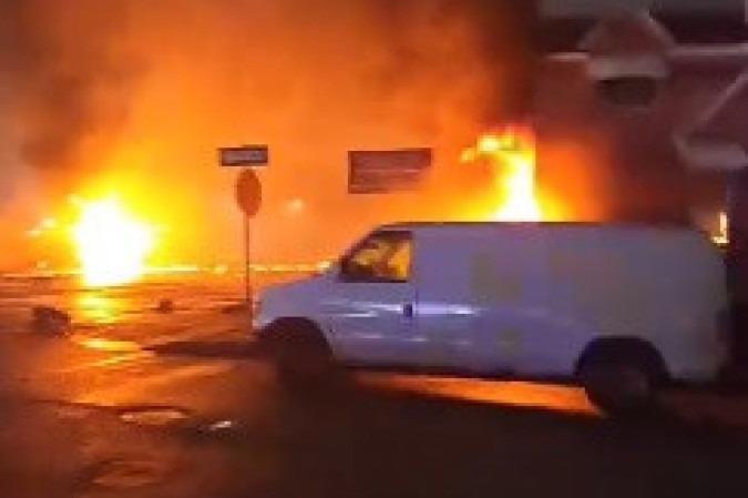 ¡Nueva tragedia! Un avión cae en zona residencial en Filadelfia, se reportan casas quemadas y varios muertos