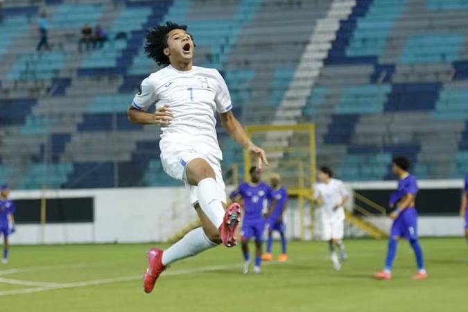 Luis Suazo se desempeña como delantero y admira la velocidad que tenía su padre David cuando jugaba en Italia.