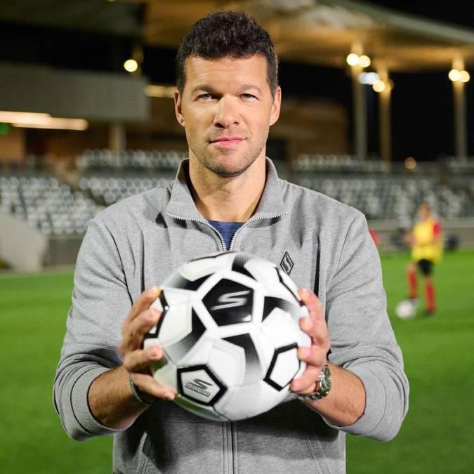 ¡Es 26 años menor! Así fue captado ex futbolista con su nueva novia y amiga de su hijo que murió