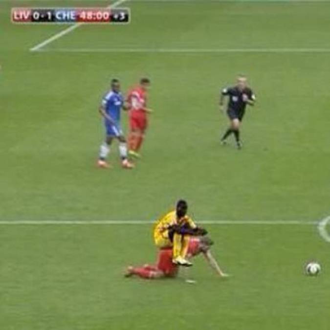 Jugada de Mario Balotelli estalla redes sociales con memes