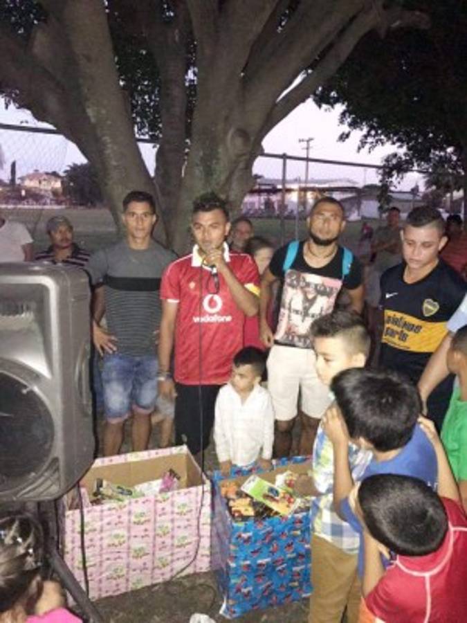 El futbolista Mario Martínez se viste de Santa y regala juguetes a niños