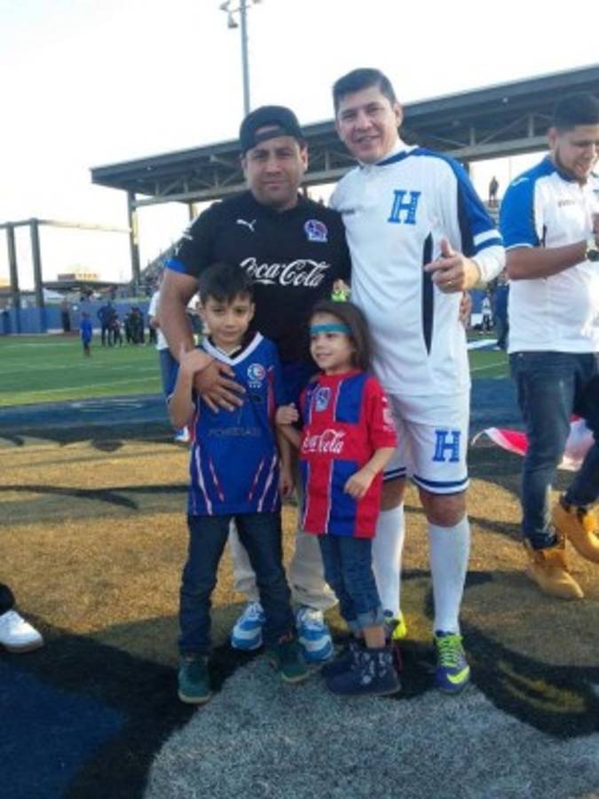 Aficionados hondureños y sus fotos con las leyendas de la Selección Nacional en Nueva Jersey