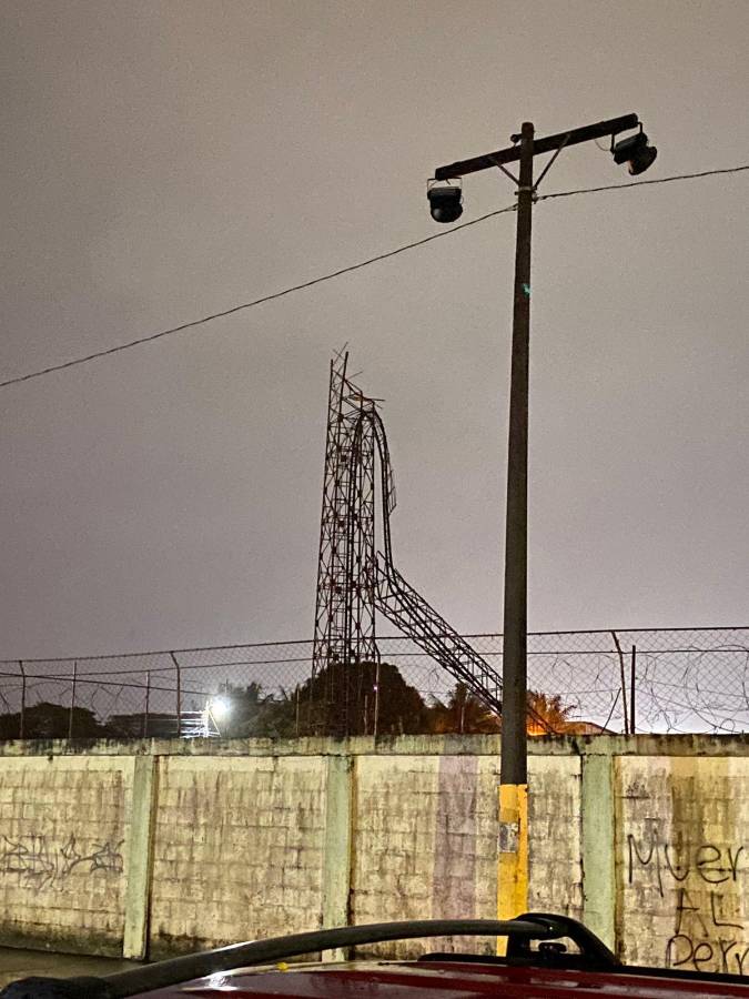 FOTOS: Estadio Excélsior pierde una de sus torres de iluminación y se confirma el tiempo que estará sin alumbrado