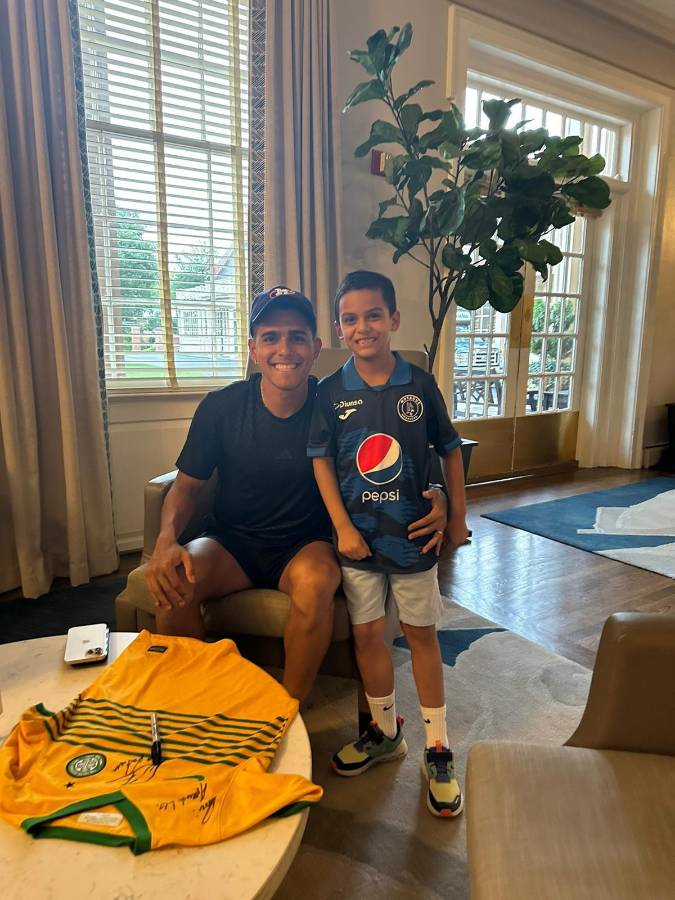 Amado Guevara sorprende a Luis Palma y Brendan Rodgers en la concentración del Celtic tras vencer al Manchester City