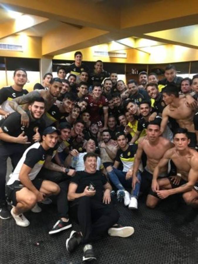 Los eufóricos festejos de Diego Maradona en su debut con Dorados de Sinaloa