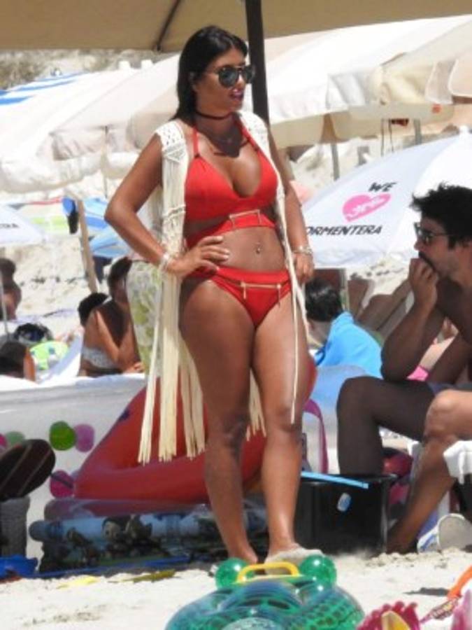 Fábregas deslumbra junto a su explosiva pareja Daniella Semaan de 38 años