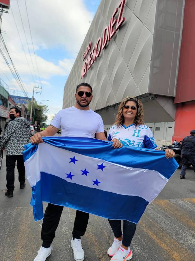 Belleza hondureña en Toluca y las banderas cinco estrellas inundan las calles en el México vs Honduras