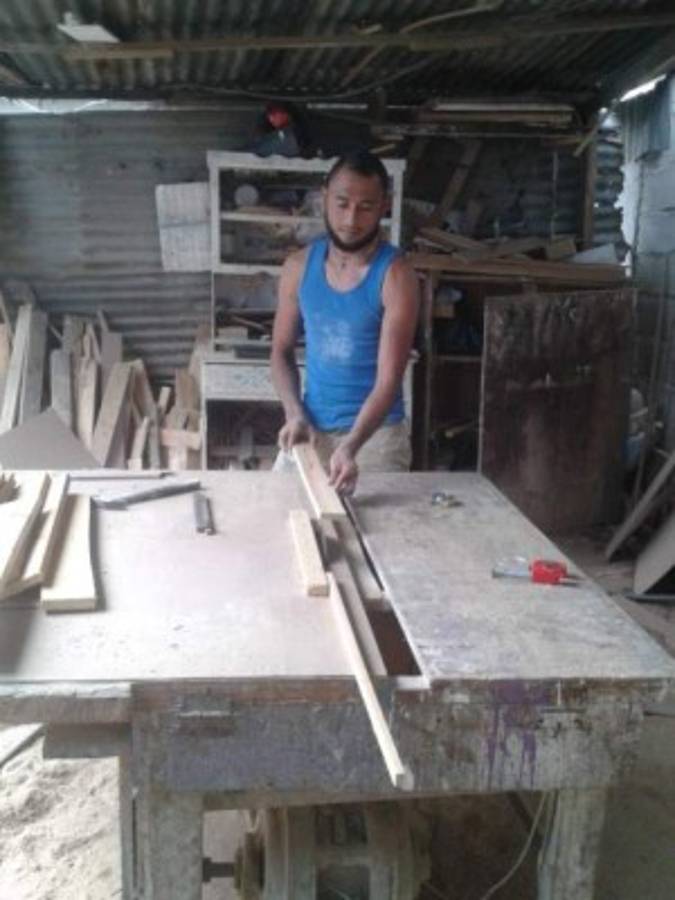 Así es la nueva vida del futbolista Manuel Doño en el taller de ebanistería