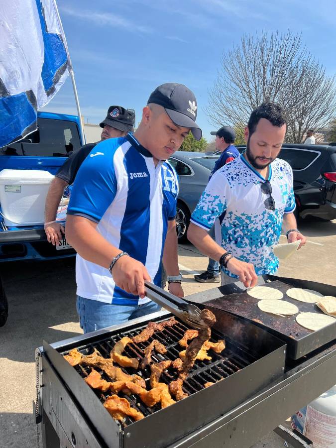 FOTOS: ¡Punta, asados y famoso incluido! Así es el ambientazo hondureño en el Toyota Stadium para el repechaje ante Costa Rica