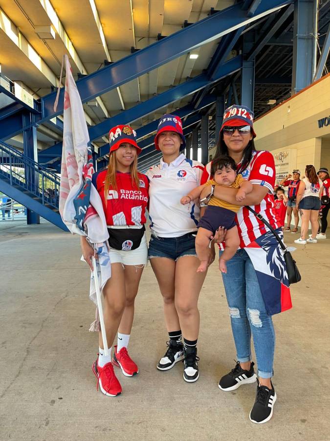 Bellas aficionadas de Olimpia en Virginia Beach, locura de la Ultra Fiel y los curiosos salvadoreños en amistoso “Merengue” ante Águila