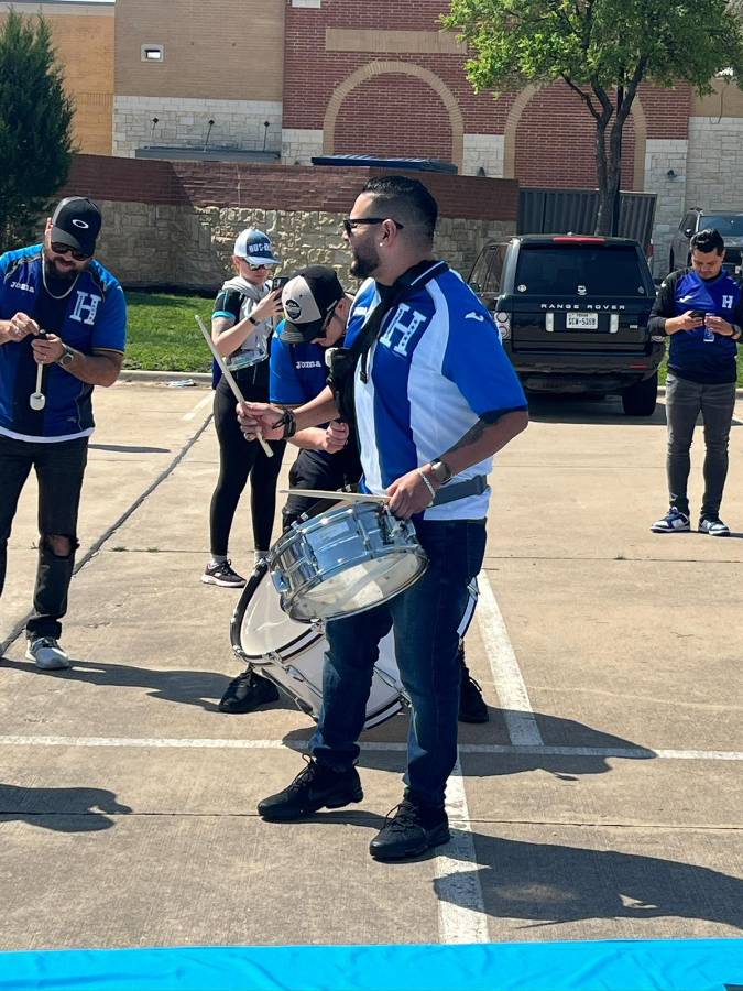 FOTOS: ¡Punta, asados y famoso incluido! Así es el ambientazo hondureño en el Toyota Stadium para el repechaje ante Costa Rica
