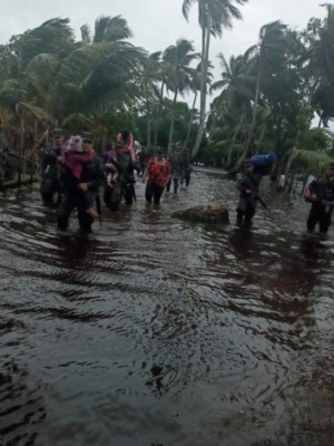Comienza la lluvia sobre La Mosquitia y pobladores son evacuados por llegada del huracán Iota