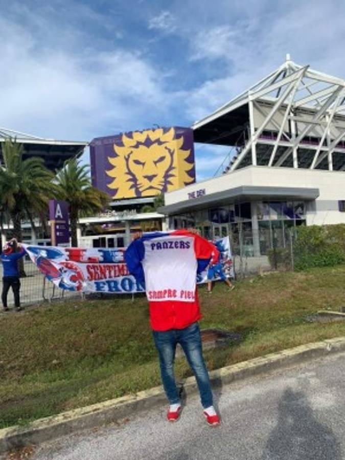 ¡Espectacular banderazo! Afición del Olimpia visitó las afueras del Exploria Stadium para alentar a su equipo