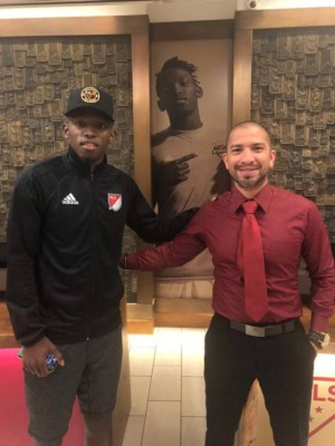 Los agentes que se encargaron de llevar a los futbolistas hondureños al extranjero