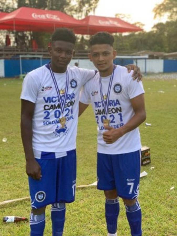 Las otras fotos que no has visto de la celebración del Victoria: 'Chato' Padilla sorprendido por su familia