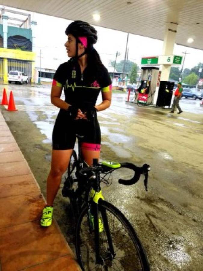 Alexandra Cruz, la hermosa ciclista hondureña que motivó a Tabaré Alonso a visitar San Pedro Sula